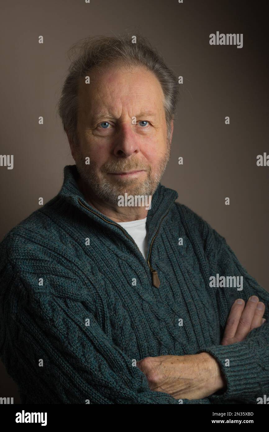 Testa sparata testa e spalle ritratto di attraente anziano uomo bianco anziano maturo indossando un funky maglia cavo testurizzato maglione Foto Stock