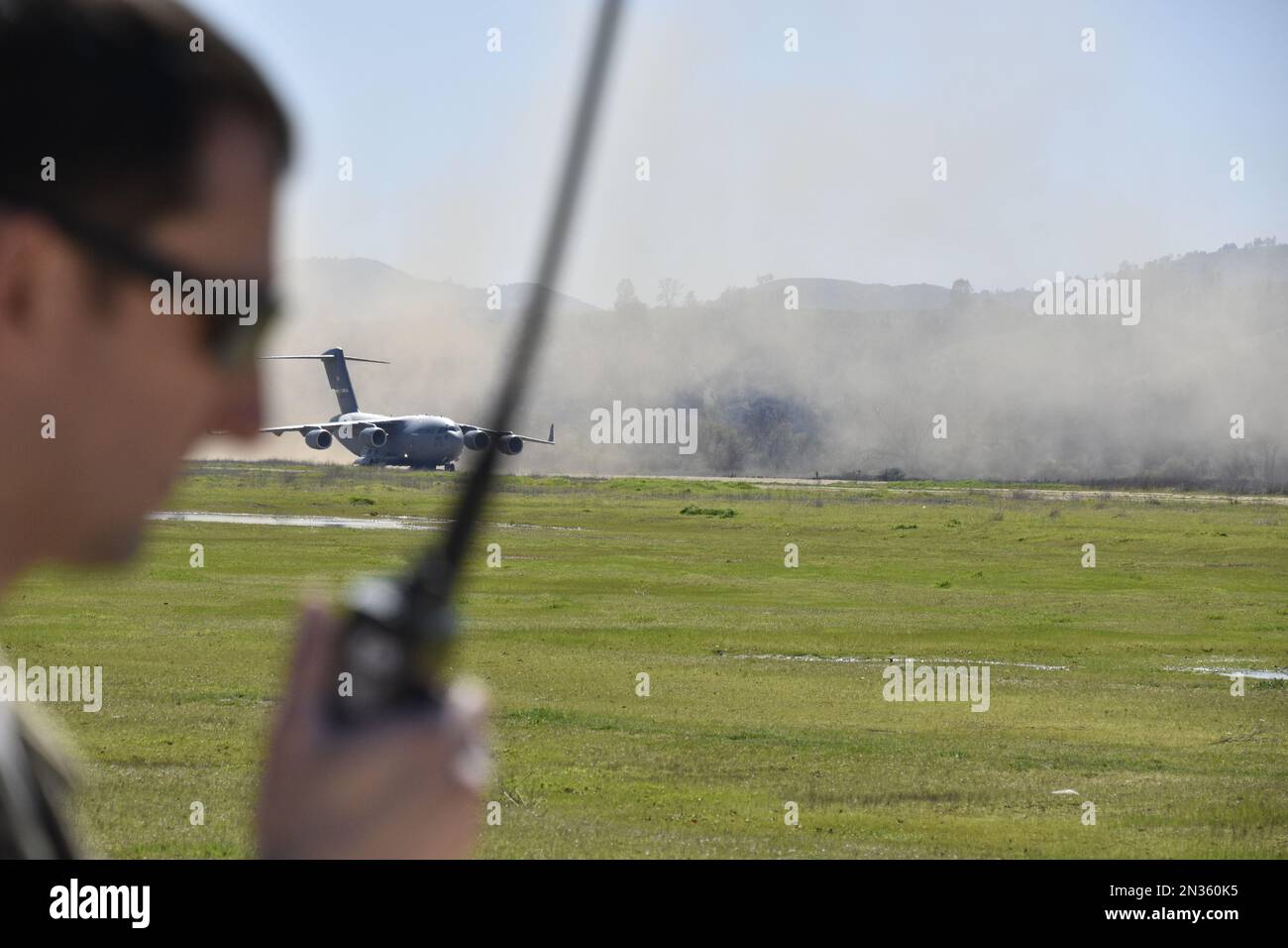 STATI UNITI Il capitano dell'aeronautica parla con il pilota della C-17 della base dell'aeronautica militare di Travis che pratica i decolli e gli atterraggi sul campo di volo della sporcizia, ft Hunter Liggett, CA Foto Stock