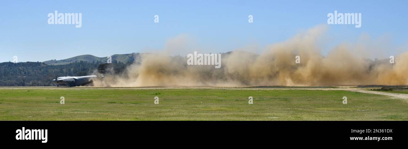 C-17s dalle basi dell'aeronautica di McChord e Travis hanno praticato decolli e atterraggi presso il campo di volo della striscia di polvere di Schooner, Fort Hunter Liggett, California. Foto Stock