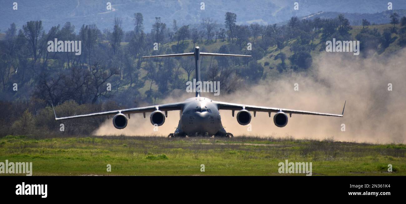 C-17s dalle basi dell'aeronautica di McChord e Travis hanno praticato decolli e atterraggi presso il campo di volo della striscia di polvere di Schooner, Fort Hunter Liggett, California. Foto Stock