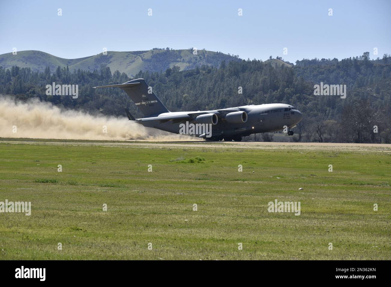 C-17s dalle basi dell'aeronautica di McChord e Travis hanno praticato decolli e atterraggi presso il campo di volo della striscia di polvere di Schooner, Fort Hunter Liggett, California. Foto Stock