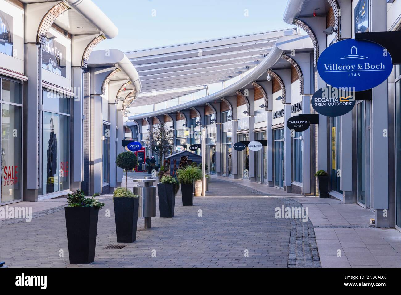 Segui le indicazioni per i negozi lungo il Boulevard Outlet Center, Banbridge, Irlanda del Nord, Regno Unito, Regno Unito Foto Stock