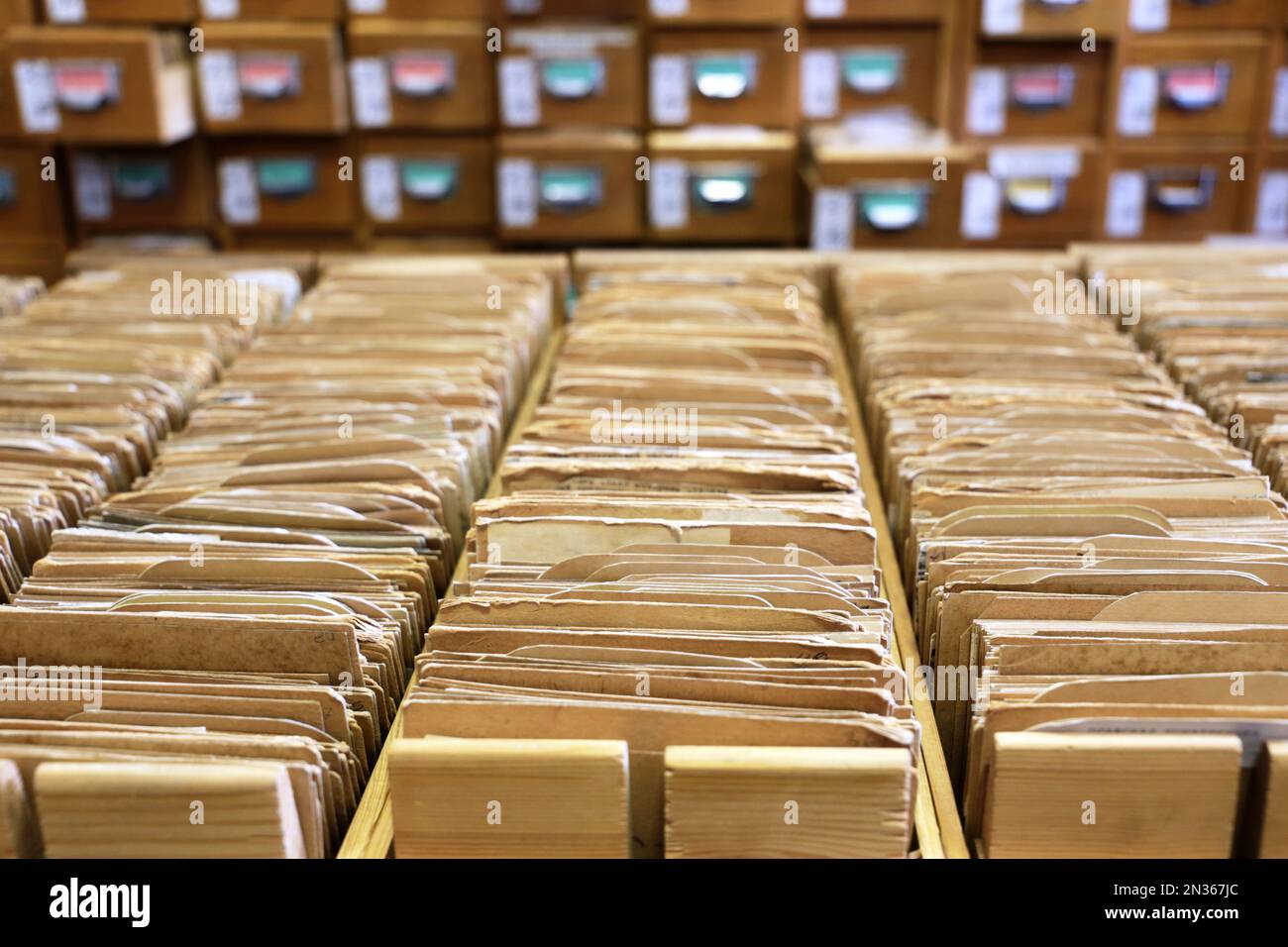 Schede catalogo biblioteca in vecchia scatola di legno. Archivio file, cassetti aperti con documenti cartacei, concetto di database Foto Stock