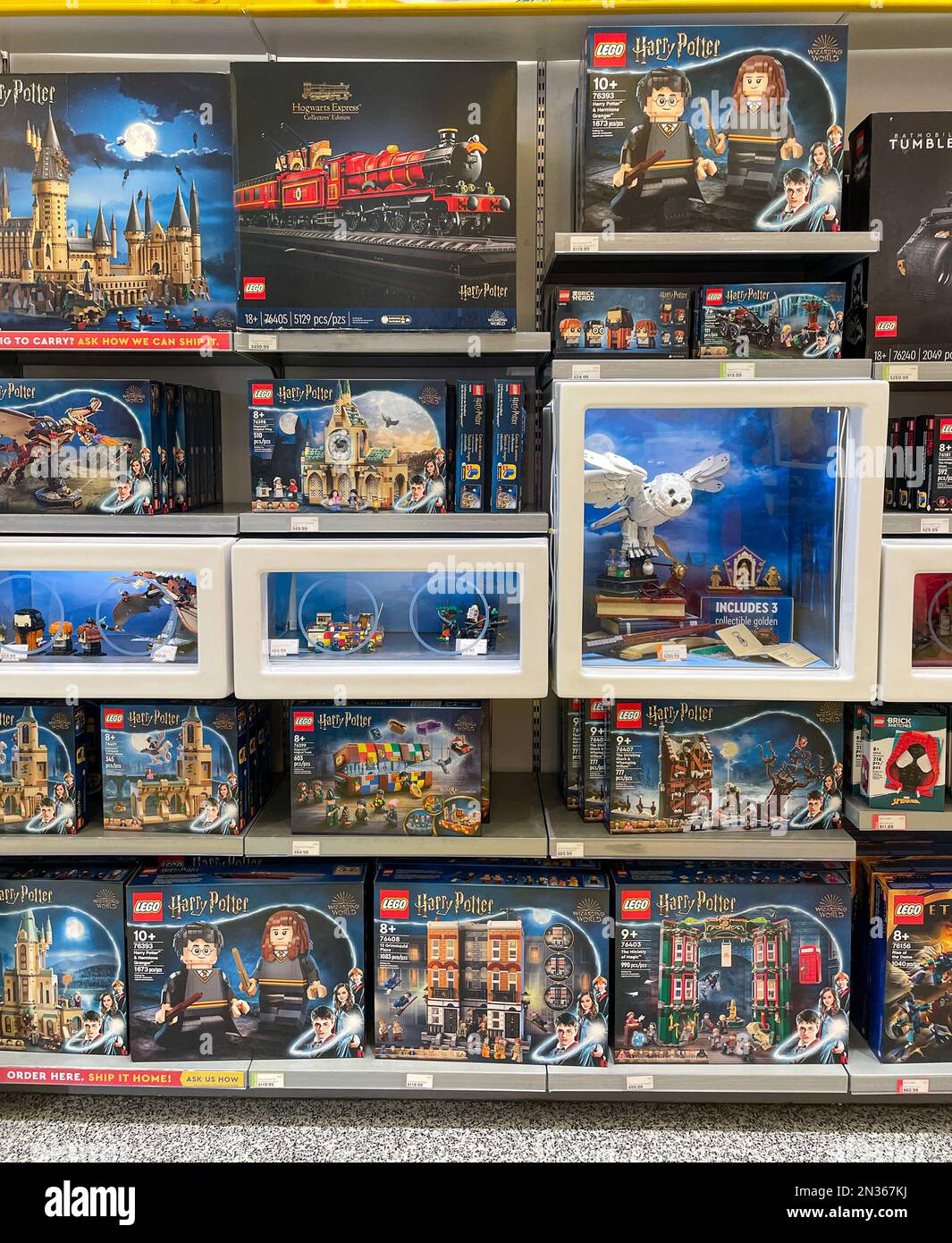 Harry Potter ha temuto gli insiemi del lego sugli scaffali del deposito. Foto Stock