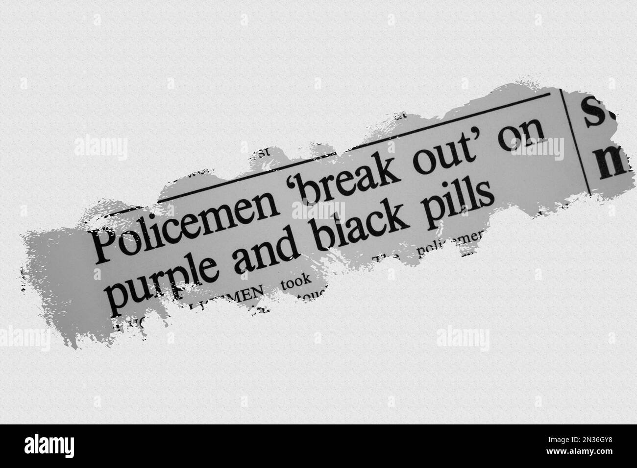 I poliziotti si rompono sulle pillole viola e nere - storia di notizie dal titolo dell'articolo del giornale 1975 evidenziato Foto Stock