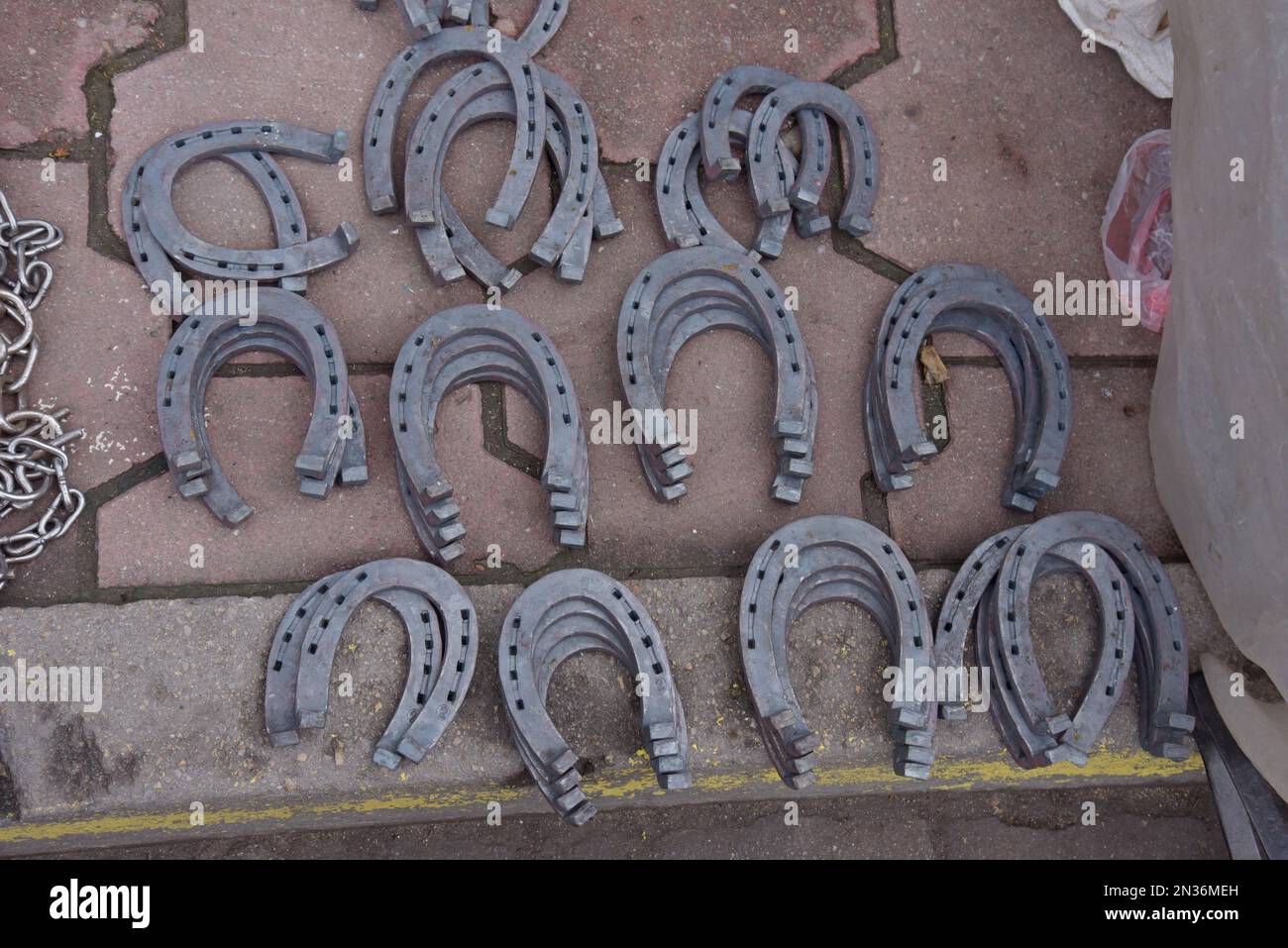 Scarpe da cavallo fatte a mano in vendita su una bancarella del mercato di strada nella città di Velingrad, Bulgaria Foto Stock