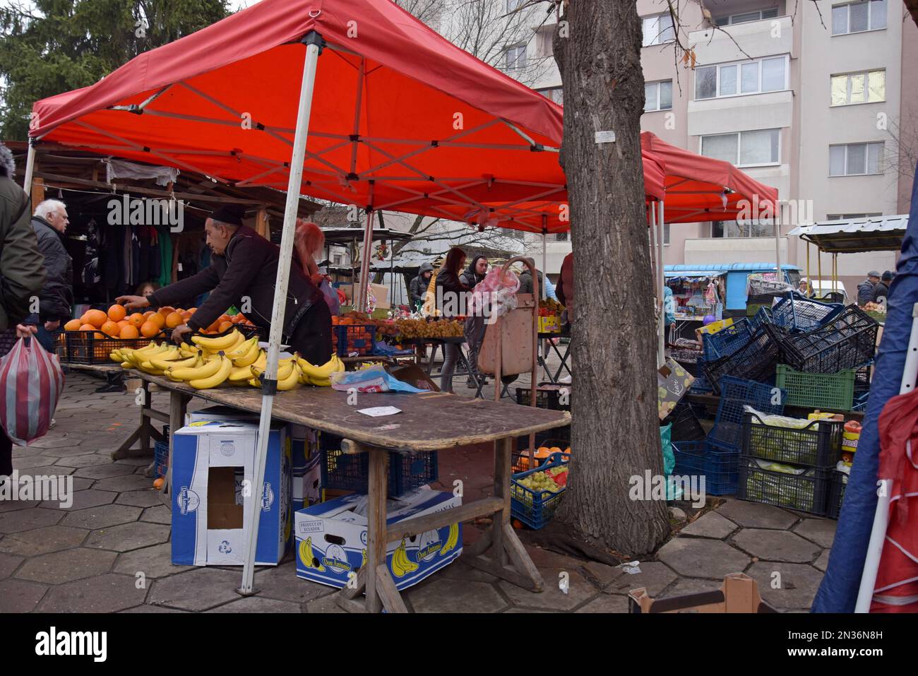 Acquirenti e commercianti di mercato a bancarelle di frutta e verdura su un mercato di strada nella città di Velingrad, Bulgaria Foto Stock