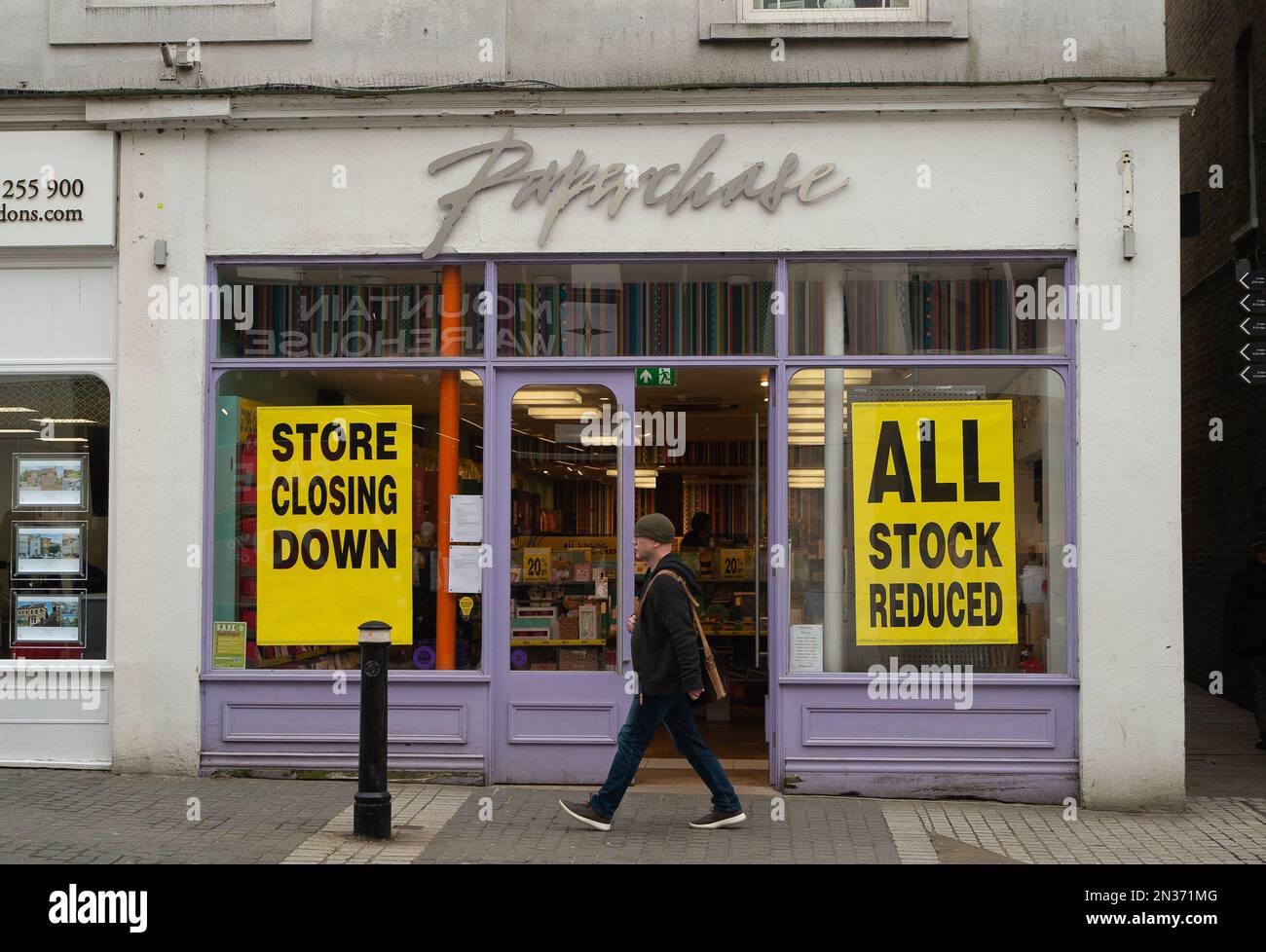 Windsor, Berkshire, Regno Unito. 7th febbraio, 2023. Una vendita di chiusura alla Paperchase di Windsor. A seguito dell'amministrazione di Stationers Paperchase, oltre 100 dei loro negozi in tutto il Regno Unito stanno chiudendo. Il gigante del supermercato Tesco ha acquistato il nome Paperchase, tuttavia, circa 1.000 impiegati perderanno il loro lavoro. Credit: Maureen McLean/Alamy Live News Foto Stock