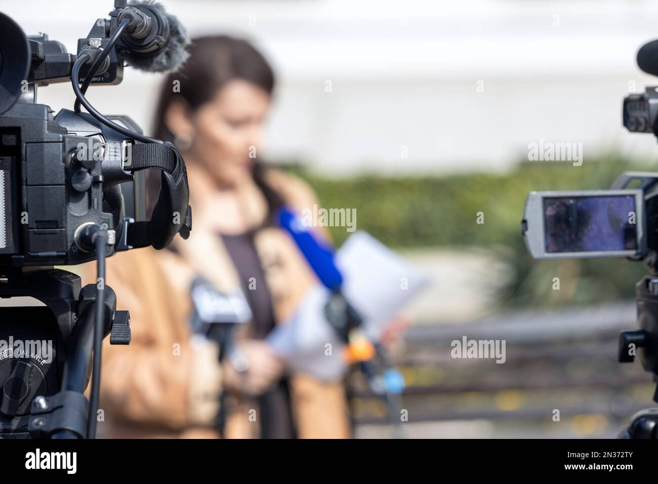 Una donna che parla a una conferenza stampa o a un evento mediatico Foto Stock