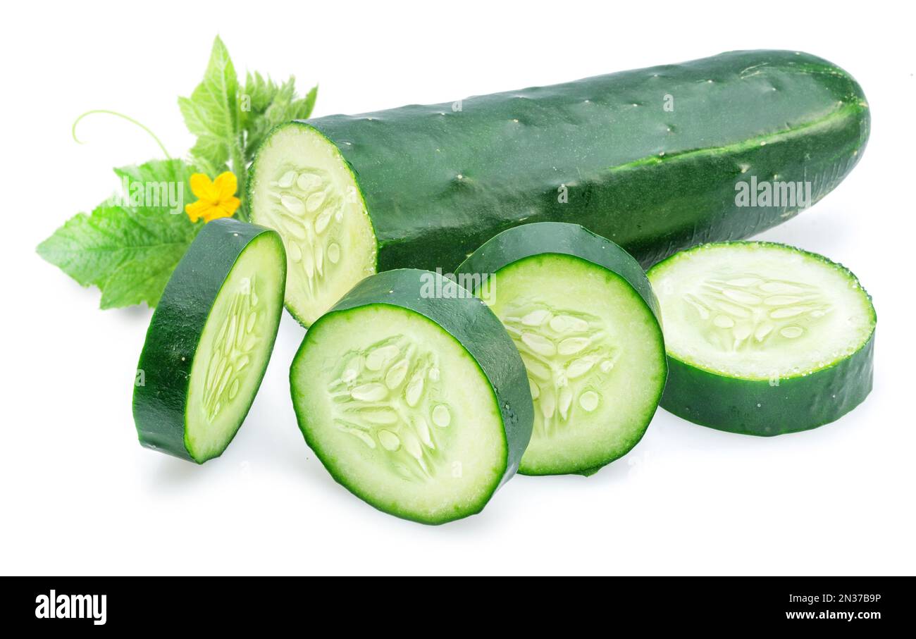 Affettare le fette di cetriolo e cetriolo isolate su fondo bianco. Foto Stock