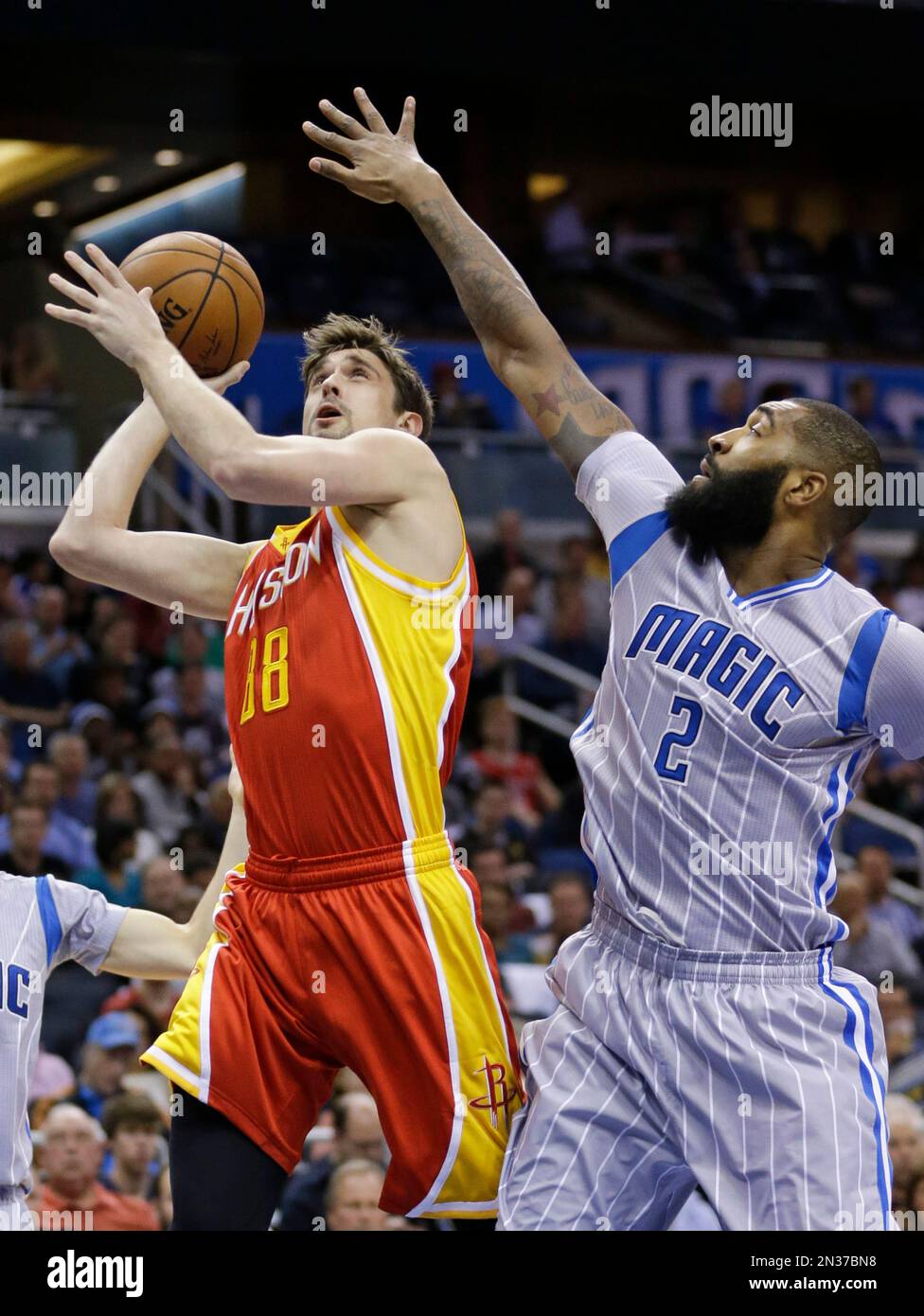 Houston Rockets' Alexey Shved (88) shoots against Orlando Magic's Kyle O'Quinn (2) during the first half of an NBA basketball game, Wednesday, Jan. 14, 2015, in Orlando, Fla. (AP Photo/John Raoux) Foto Stock
