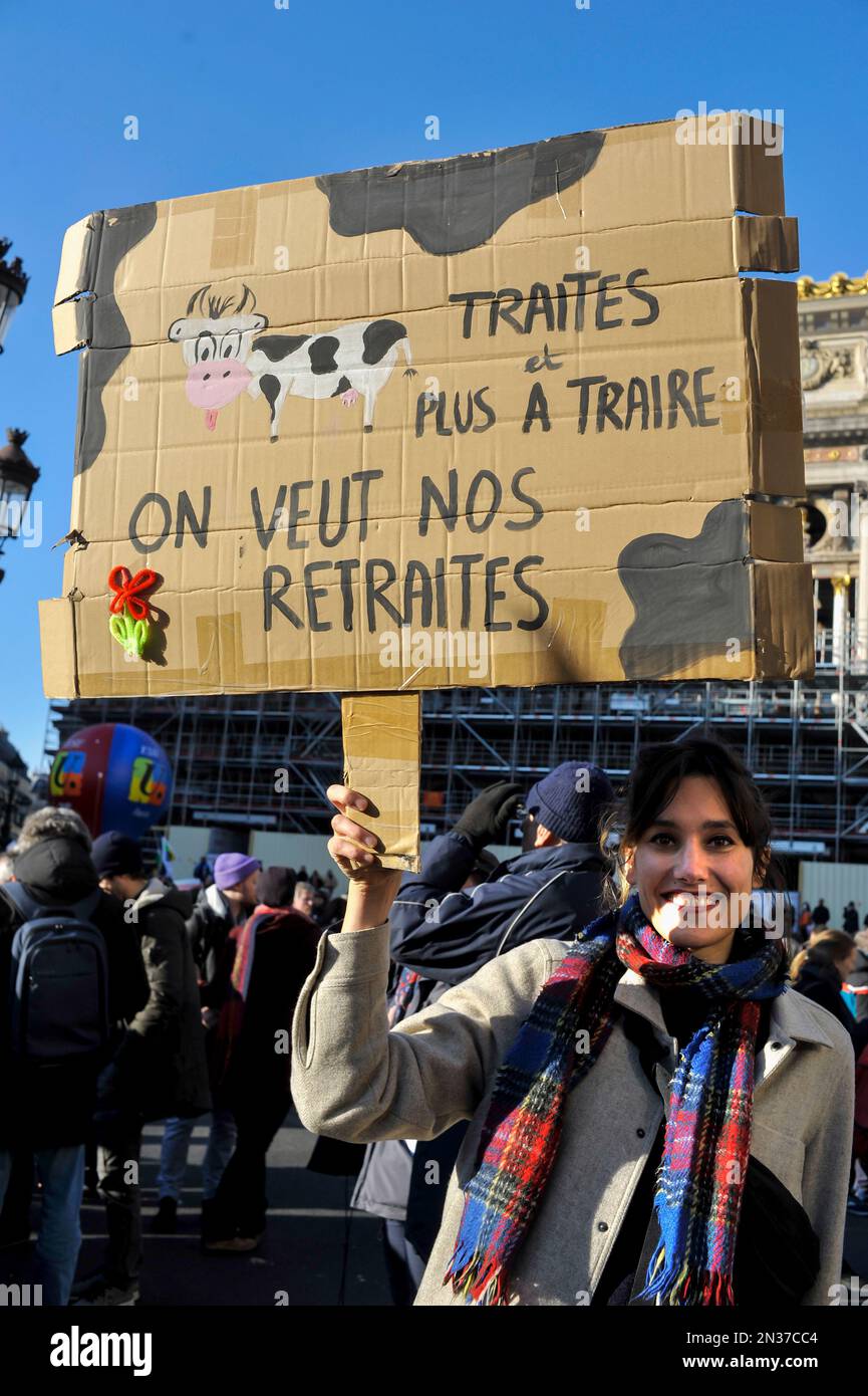 Francia. Parigi (75) 7 febbraio 2023. Terzo giorno di manifestazioni e scioperi nazionali contro il progetto di riforma delle pensioni. Bill alza l'età pensionabile a 64 anni Foto Stock