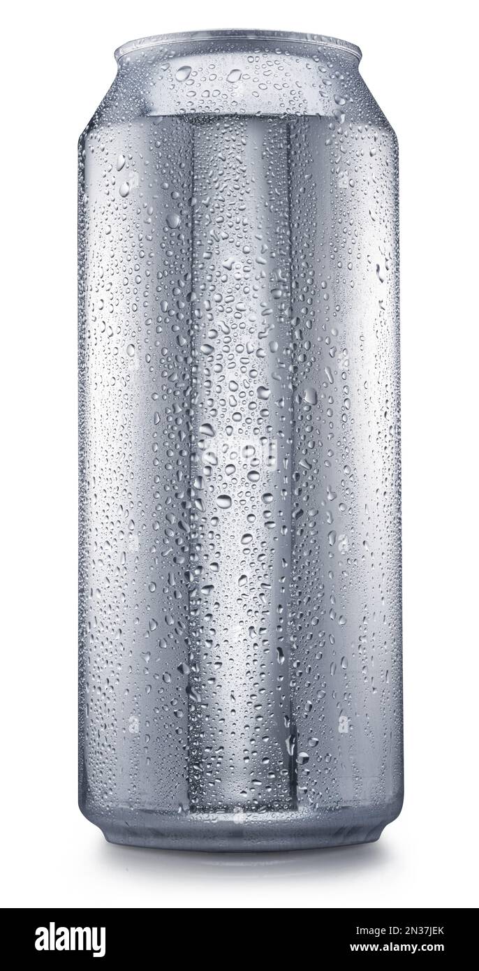 La birra argentata raffreddata può essere coperta di condensa su sfondo bianco. Tracciato di ritaglio. Foto Stock