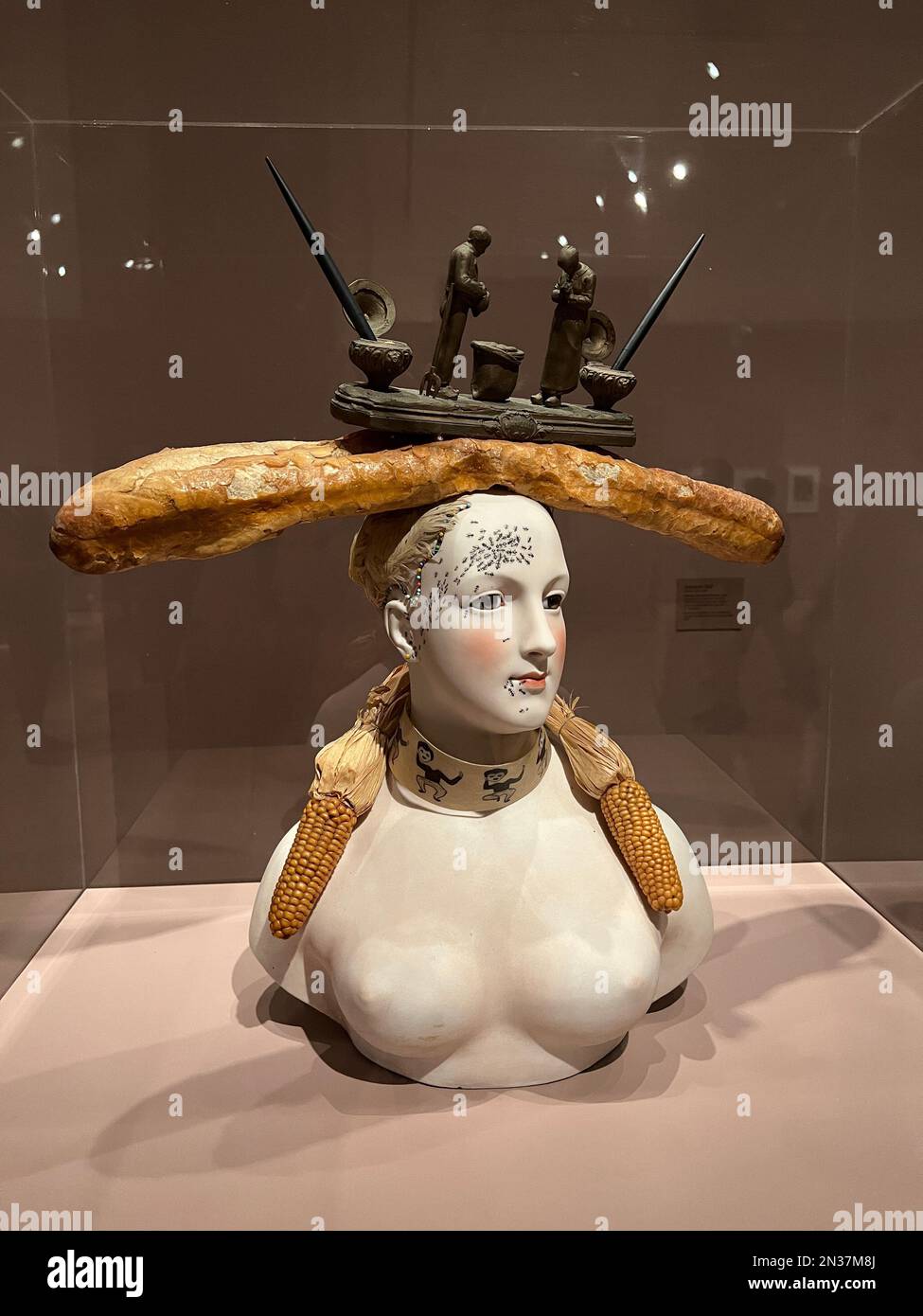 Busto retrospettivo di una donna, 1933; porcellana dipinta, pane, mais, Piume, Salvador Dali. MoMA, New York City. Foto Stock