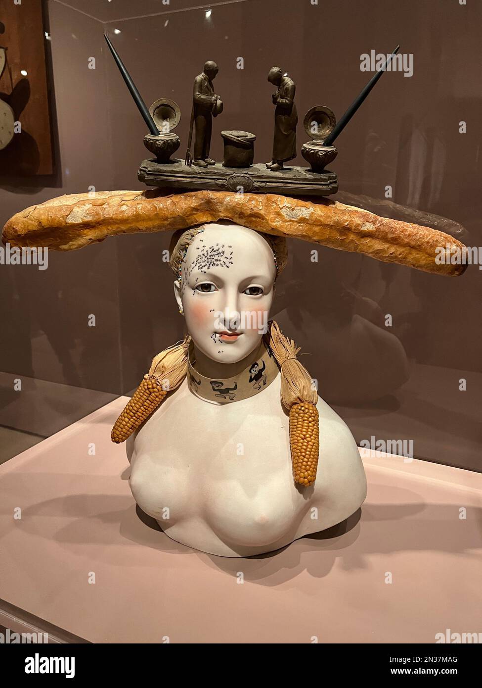 Busto retrospettivo di una donna, 1933; porcellana dipinta, pane, mais, Piume, Salvador Dali. MoMA, New York City. Foto Stock