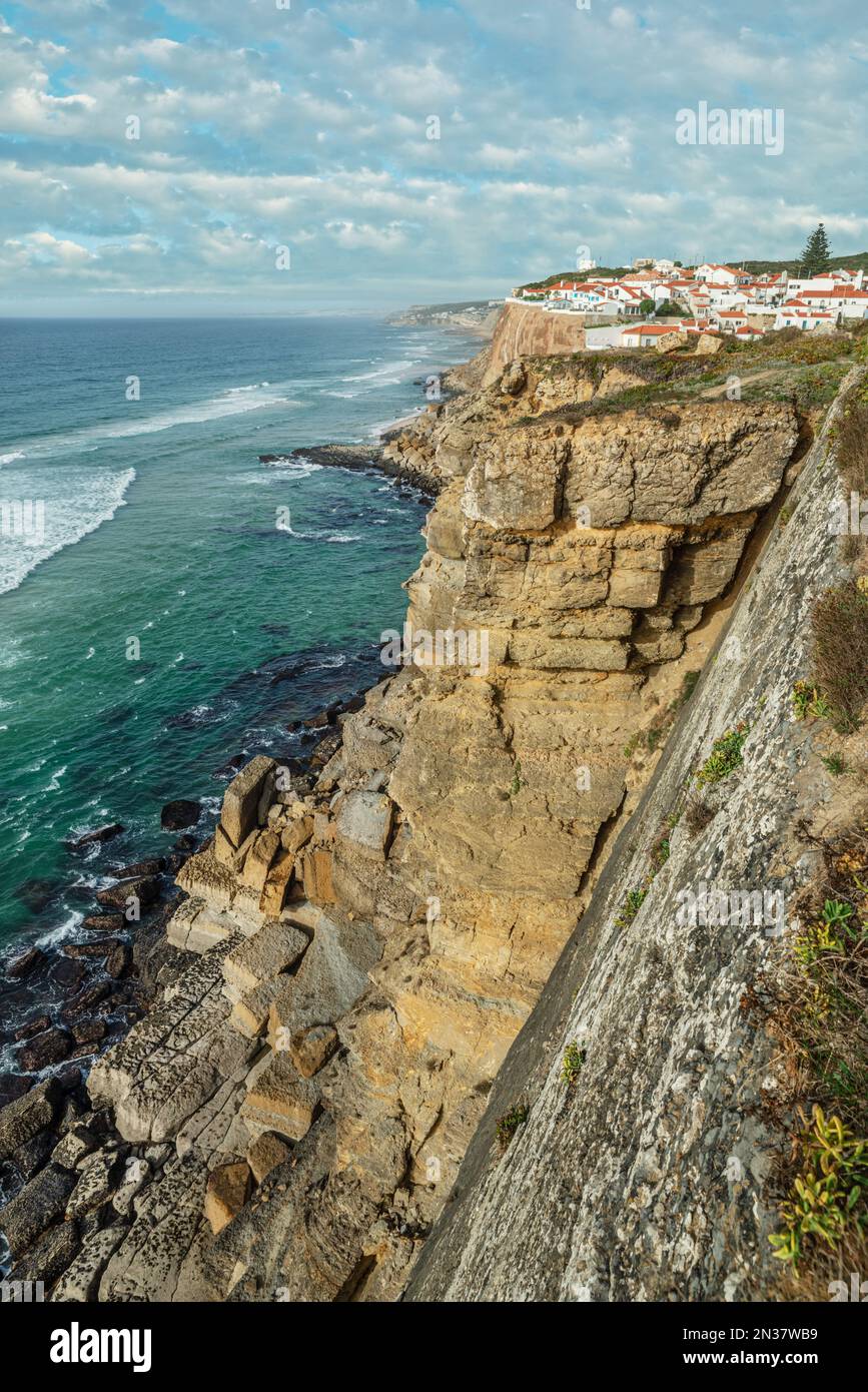 Meravigliosa vista su Azenhas do Mar, piccola città dell'oceano Atlantico Coast.Municipality di Sintra, Portogallo. Foto Stock