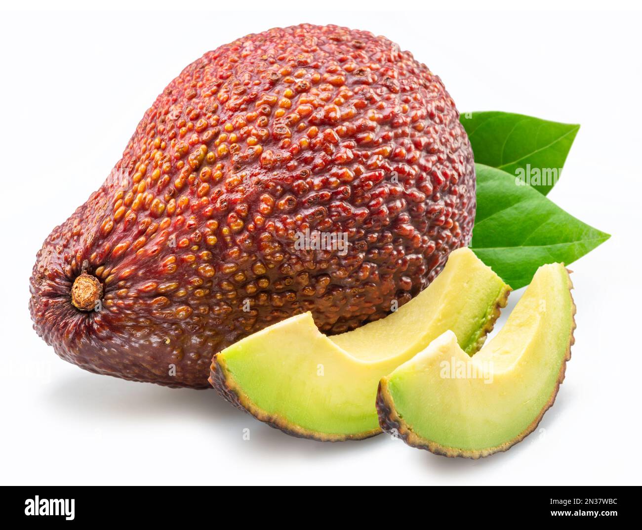 Frutta di avocado dell'asino con le foglie e le fette di avocado isolate su fondo bianco. Foto Stock