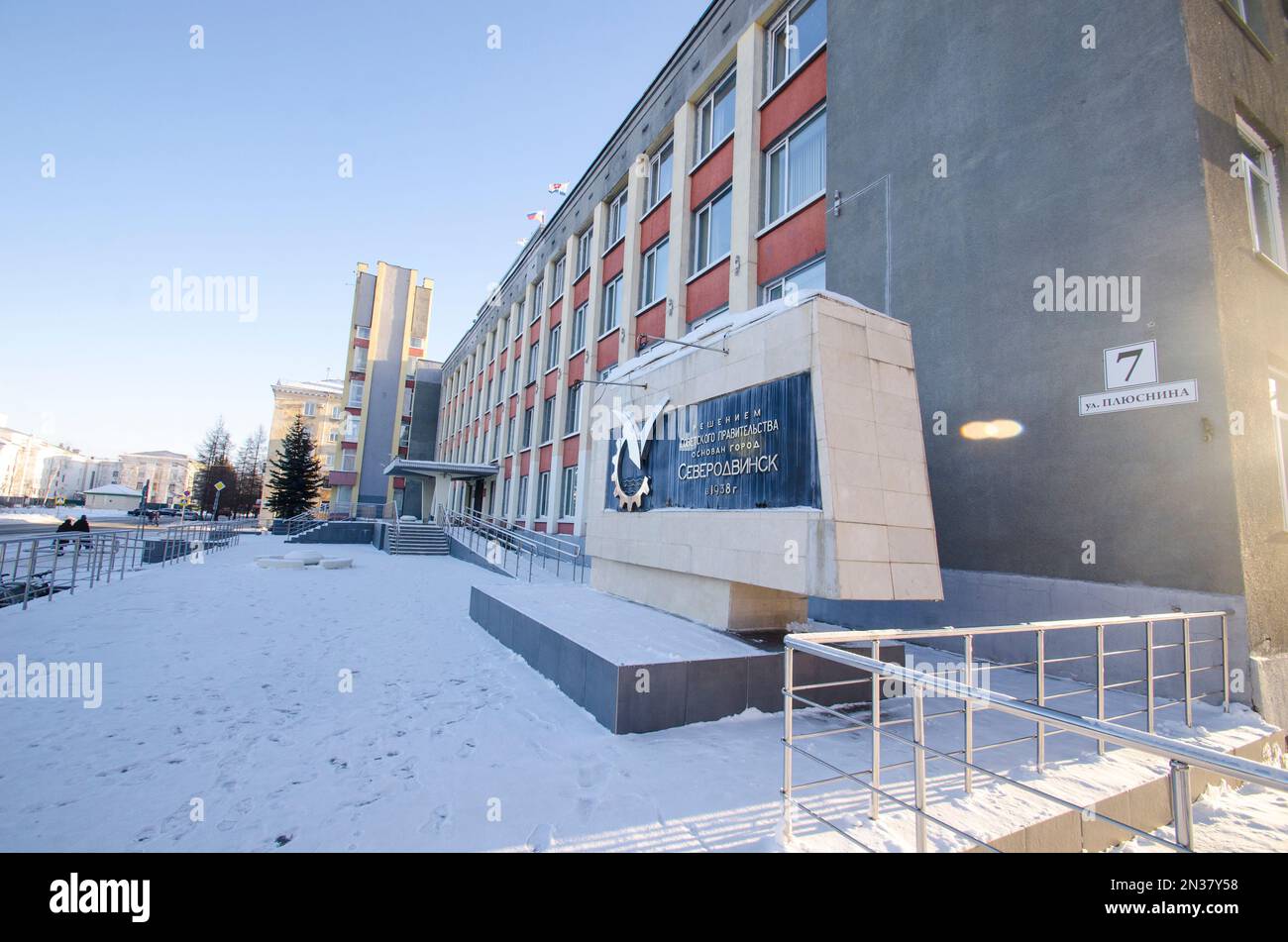 Febbraio, 2023 - Severodvinsk. Stemma della città di Severodvinsk in forma di gabbiano e di ingranaggio. Russia, regione di Arkhangelsk Foto Stock