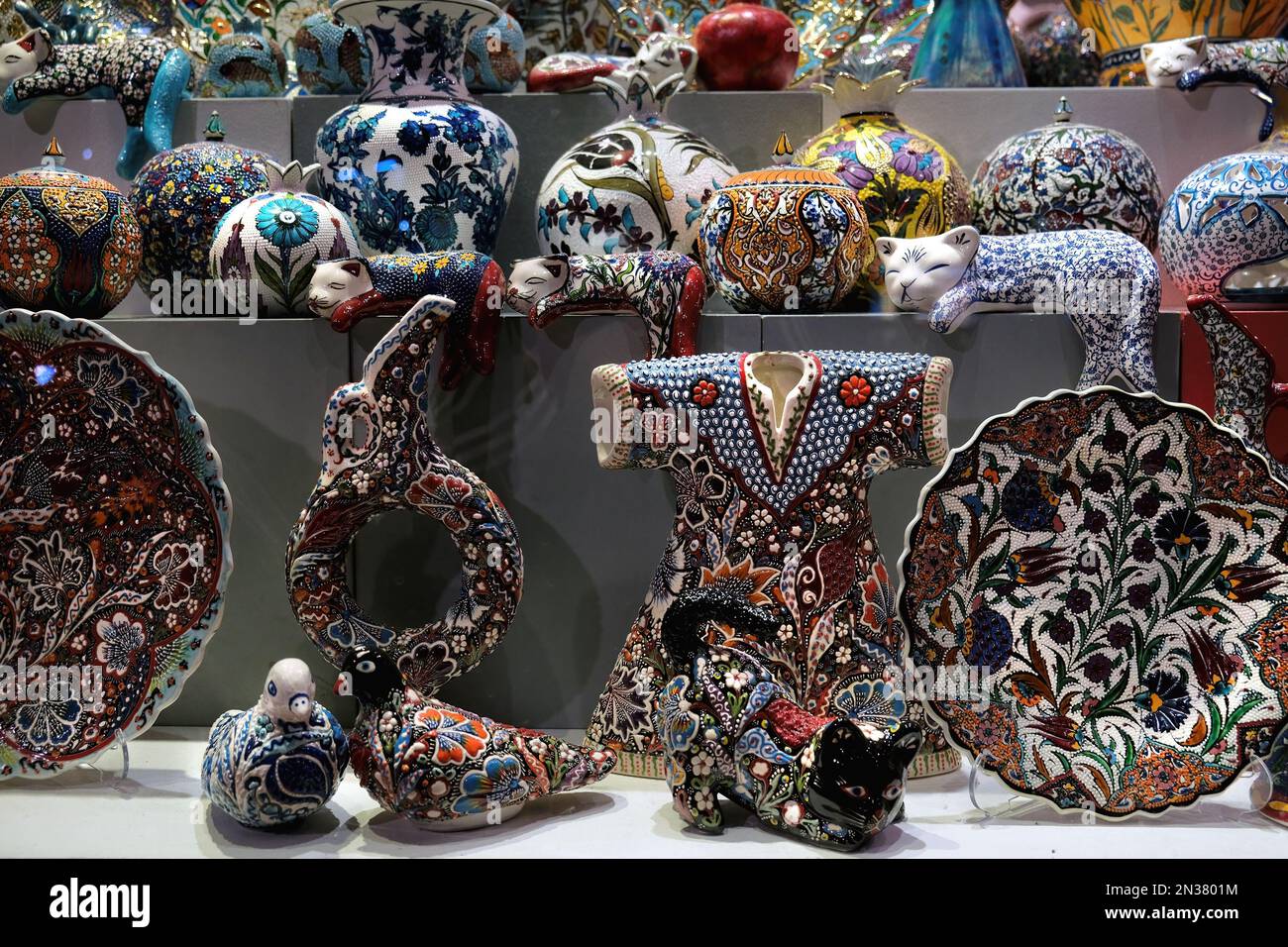 Ceramiche e porcellane tradizionali turche in un negozio a Istanbul, Turchia Foto Stock