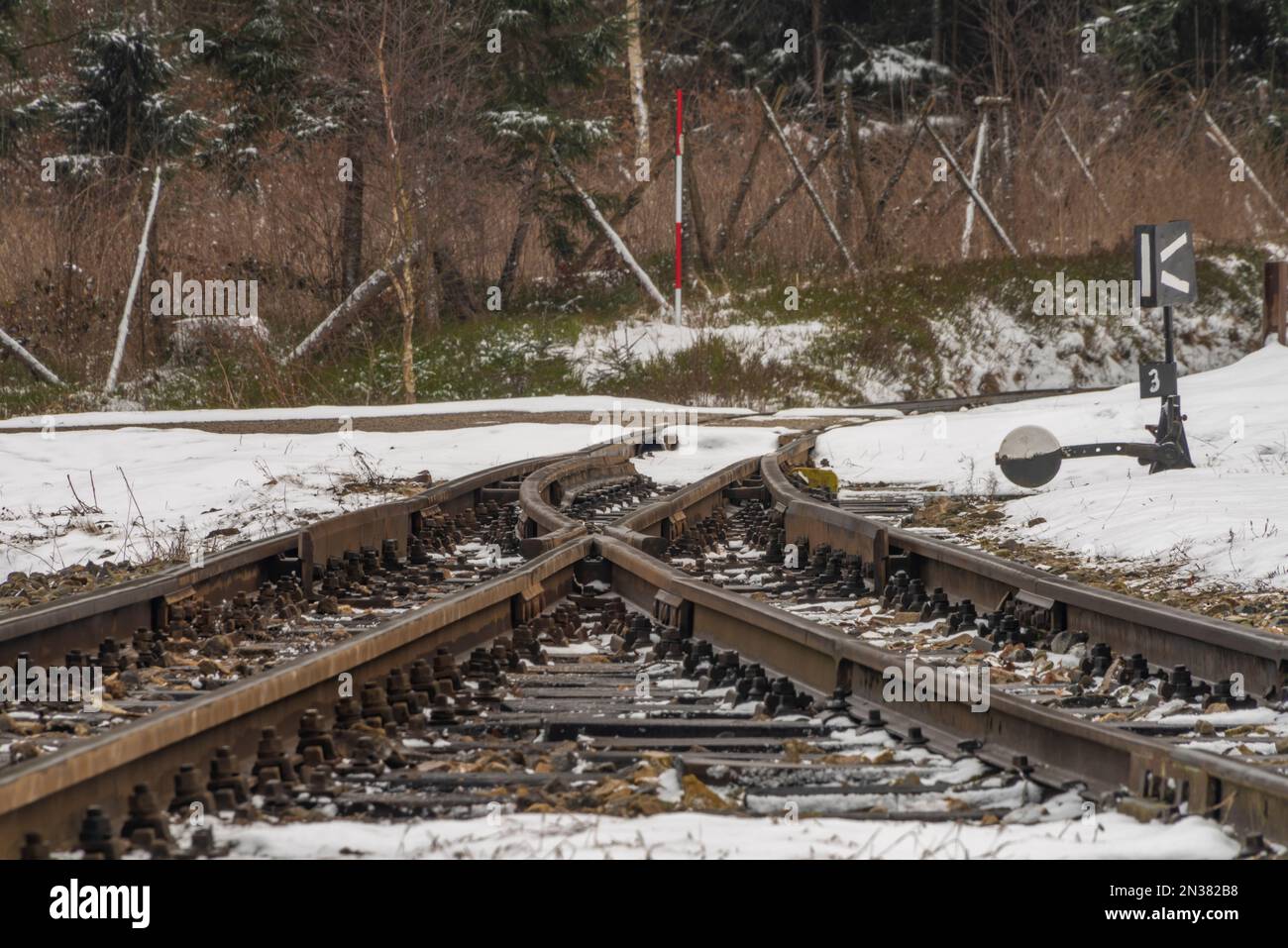 Ferrovia a scartamento ridotto nelle montagne di Ceska Kanada nella Boemia meridionale durante il giorno d'inverno Foto Stock