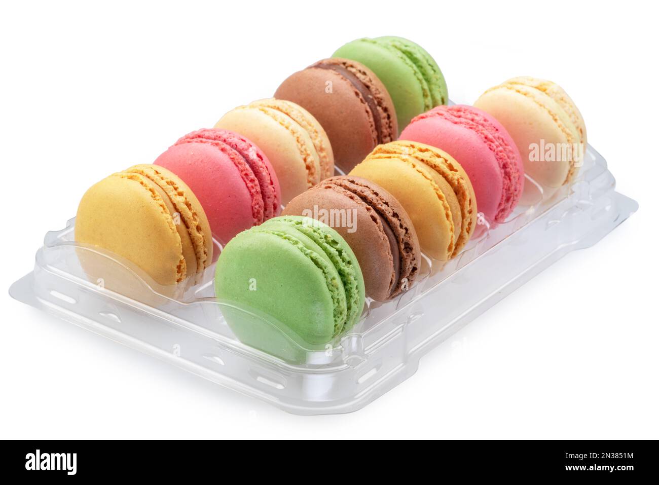 Macaron francesi colorati in scatola di plastica isolato su sfondo bianco. Foto Stock