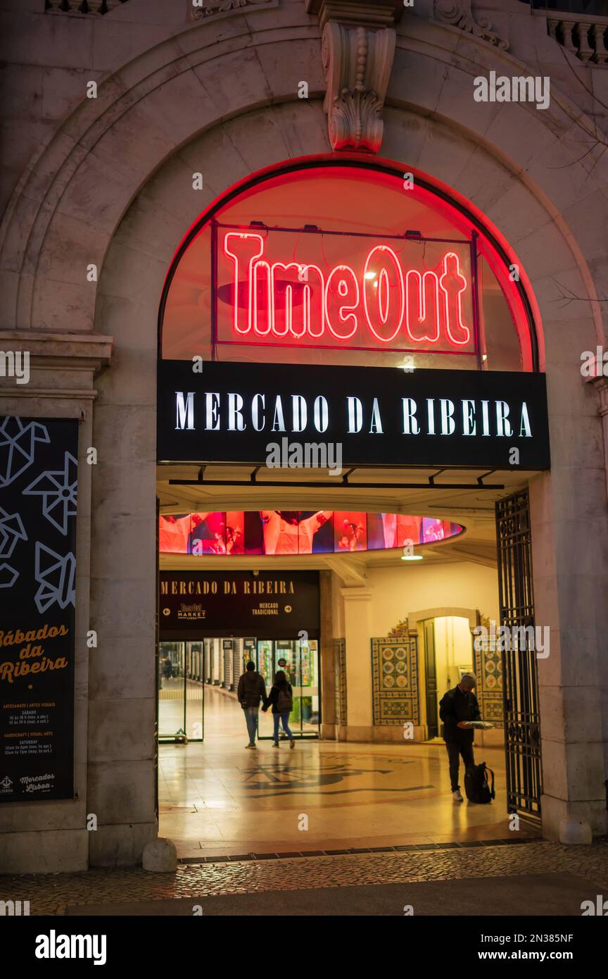 Time out Market Lisboa, ristorante situato nel Mercado da Ribeira a Cais do Sodre a Lisbona, Portogallo. Foto Stock