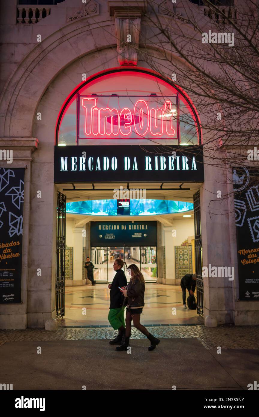 Time out Market Lisboa, ristorante situato nel Mercado da Ribeira a Cais do Sodre a Lisbona, Portogallo. Foto Stock