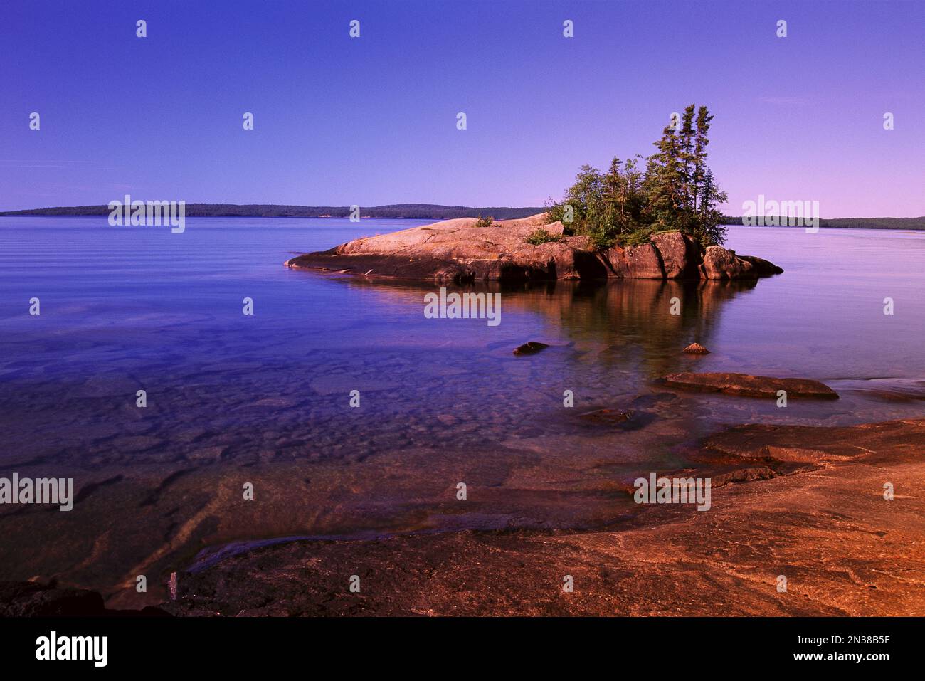 Tramonto su una piccola isola vicino a Rossport, lago Superior, Ontario, Canada Foto Stock