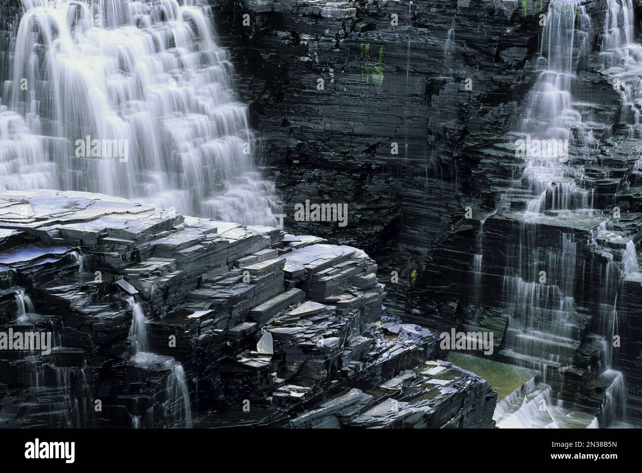 Kakabeka Falls e paesaggio roccioso, Kakabeka Falls, Parco Provinciale, Ontario, Canada Foto Stock