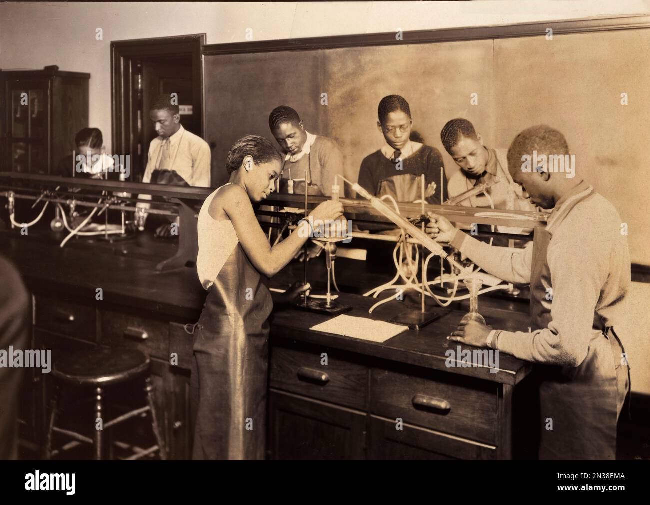 Studenti che lavorano in Science Lab, Manual Training and Industrial School for Colored Youth, Bordentown, New Jersey, USA, Lewis Wickes Hine, 1935 Foto Stock