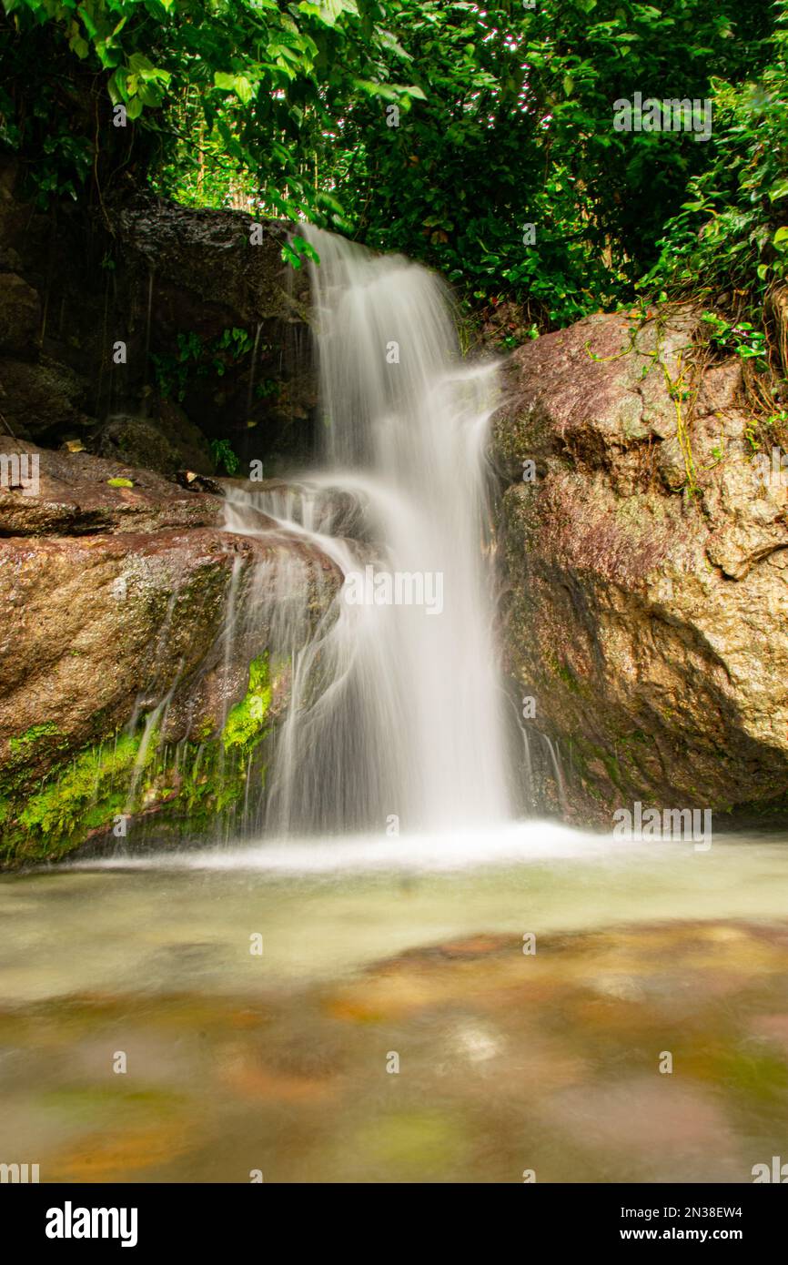 Uno scatto verticale della cascata di Villa Miriam a Barahona, Repubblica Dominicana Foto Stock