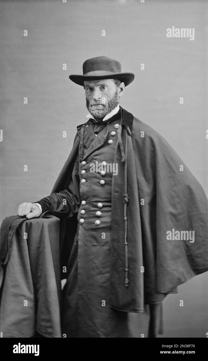William Tecumseh Sherman (1820-1891), Union General durante la Guerra civile americana, Ritratto di tre quarti di lunghezza, uniforme militare con Capo e cappello, Mathew Brady Studio, 1860's. Foto Stock