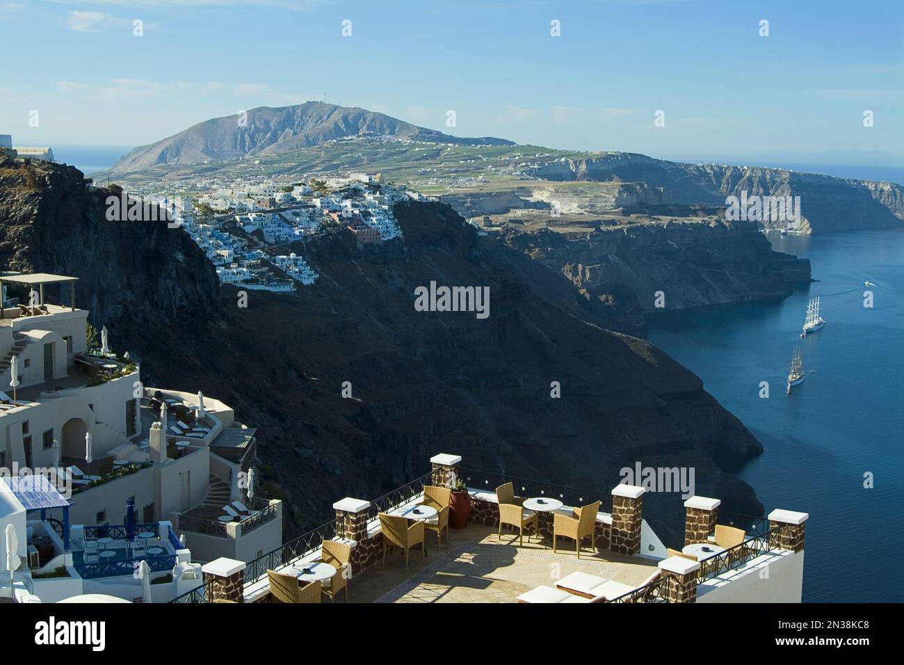 Panoramica dei tetti, oceano e montagne, Santorini, Cicladi, Grecia Foto Stock