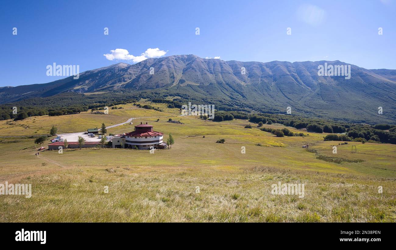 Vista sul Passo San Leonardo e sul massiccio del Monte Amaro in provincia di l'Aquila in Italia. Foto Stock
