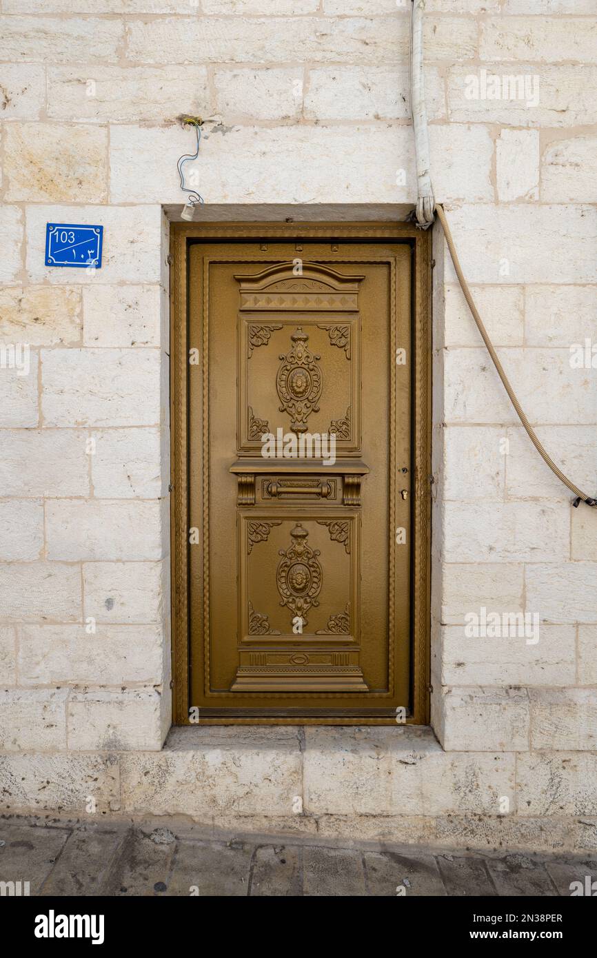 Betlemme, Cisgiordania, Palestina - 21 luglio 2022: Bella porta in bronzo classica con un lotto di dettagli ornamentali con un piccolo segno blu che recita '103' i Foto Stock