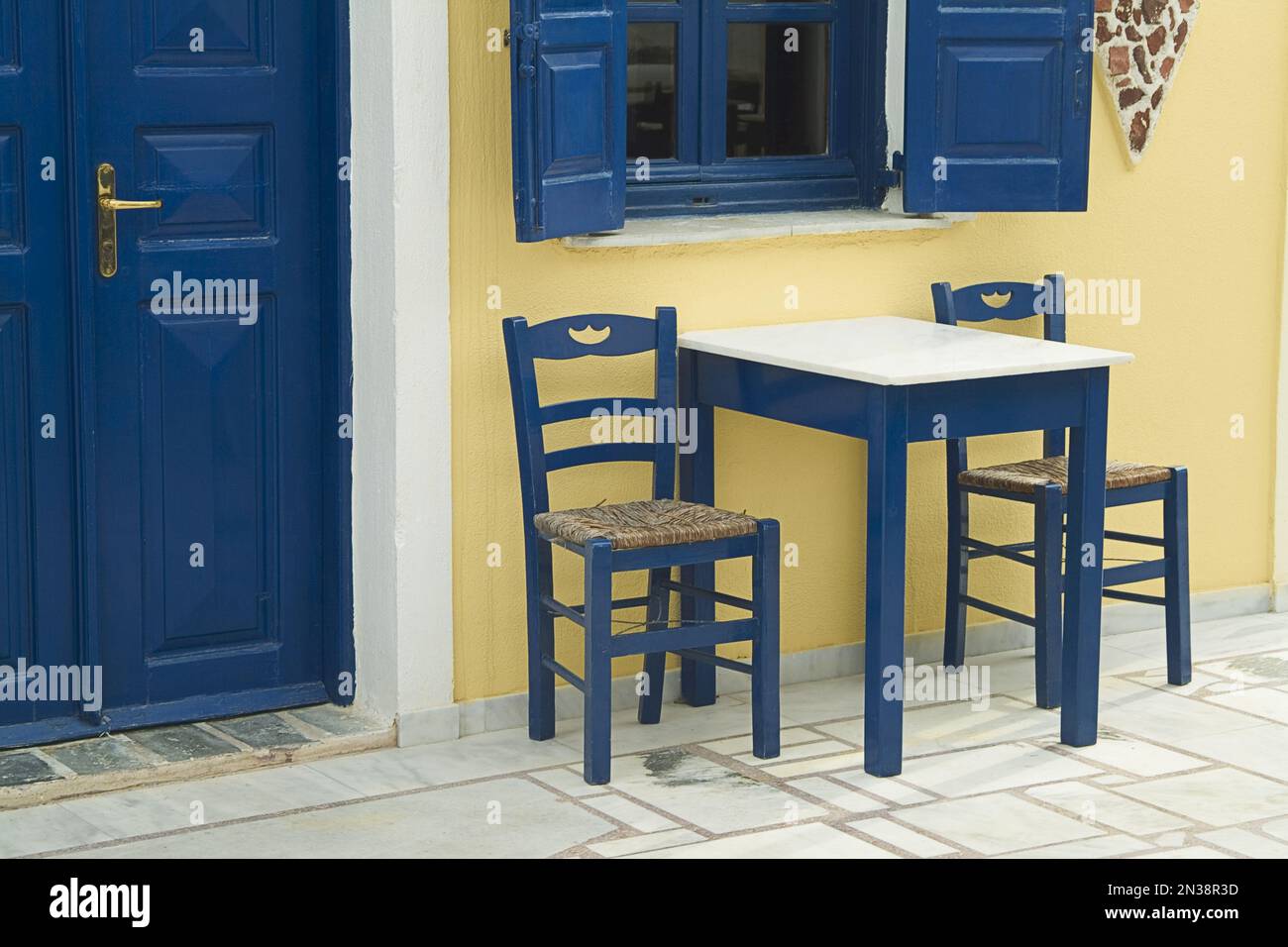 Tavolo e sedie all'esterno del ristorante, Oia - Santorini, Cicladi, Grecia Foto Stock