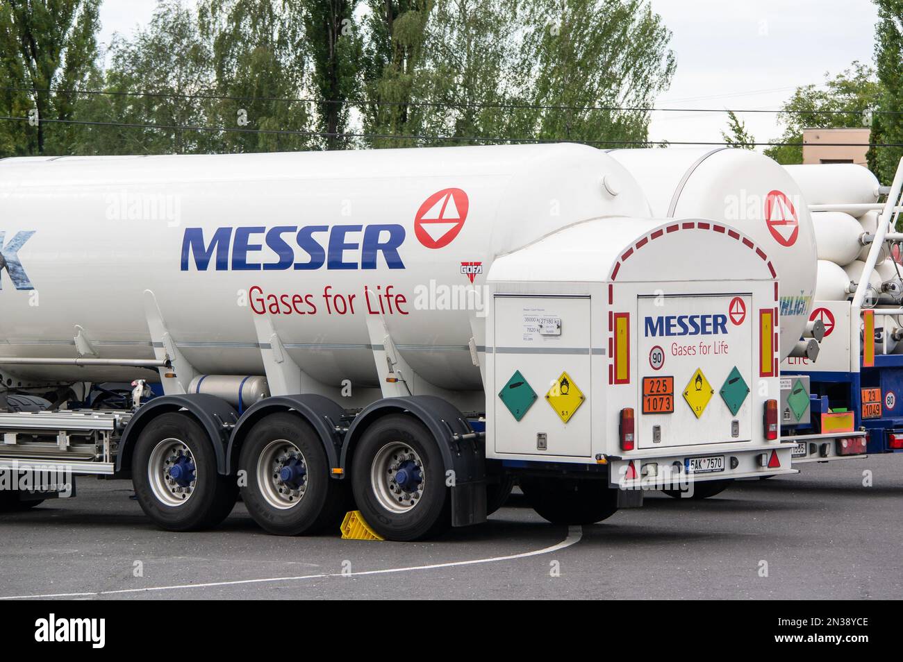 SENOV, REPUBBLICA CECA - 1 SETTEMBRE 2022: Rimorchio autocarro della società Messer che fornisce gas industriali Foto Stock