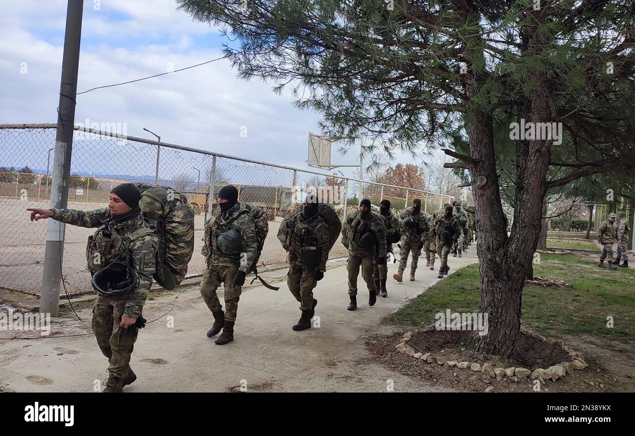 Edirne, Turchia. 07th Feb, 2023. Il personale del 1st° Battaglione Commando del 54th° comando della Brigata della Fanteria meccanizzata turca, di stanza a Edirne, si sposta a Gaziantep per sostenere le attività di ricerca e salvataggio il secondo giorno dopo un terremoto, in Turchia, martedì 7 febbraio 2023. Più di 5.000 persone sono state uccise e decine di migliaia di feriti dopo un terremoto di 7,8 magnitudo che ha colpito la Turchia e la Siria lunedì, hanno riferito funzionari di entrambi i paesi. Photo by Turkish Defense Ministry/UPI Credit: UPI/Alamy Live News Foto Stock