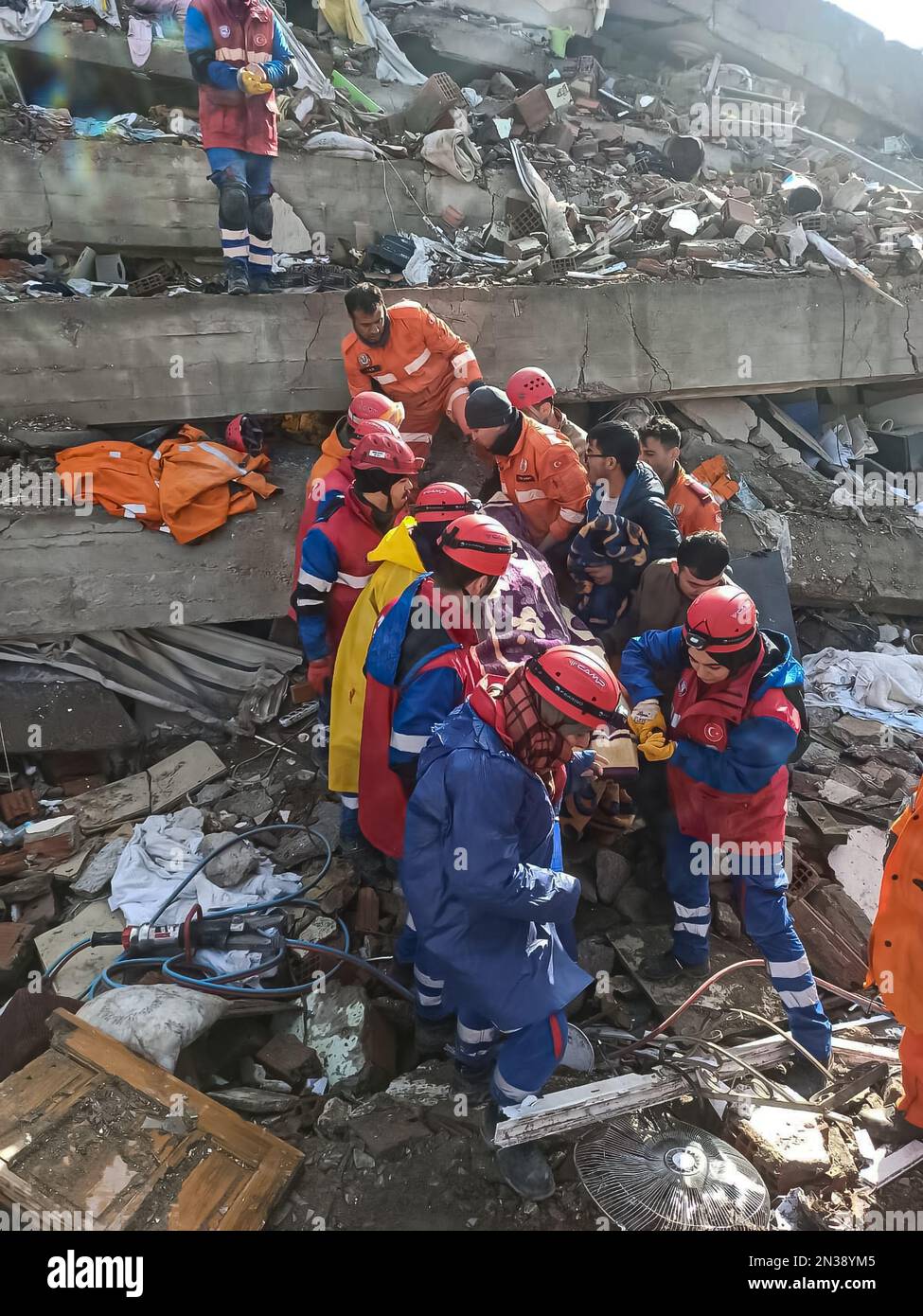 Kahramanmaras, Turchia. 07th Feb, 2023. I soccorritori evacuano una vittima tirata fuori dalle macerie il secondo giorno dopo un terremoto a Kahramanmaras, in Turchia, martedì 7 febbraio 2023. Più di 5.000 persone sono state uccise e decine di migliaia di feriti dopo un terremoto di 7,8 magnitudo che ha colpito la Turchia e la Siria lunedì, hanno riferito funzionari di entrambi i paesi. Photo by Turkish Defense Ministry/UPI Credit: UPI/Alamy Live News Foto Stock