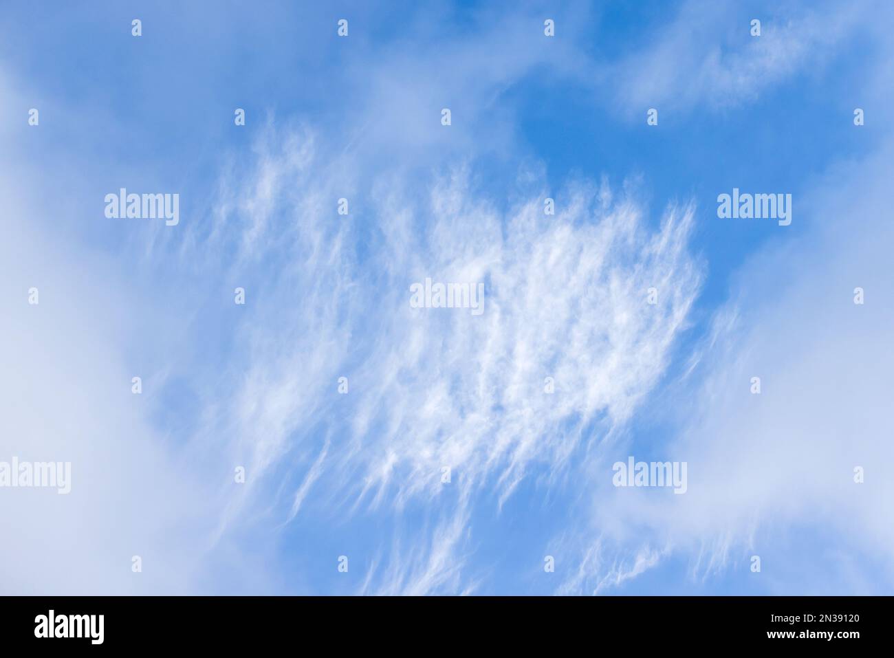 Nuvole bianche nel cielo blu in una giornata di sole, sfondo fotografico naturale Foto Stock