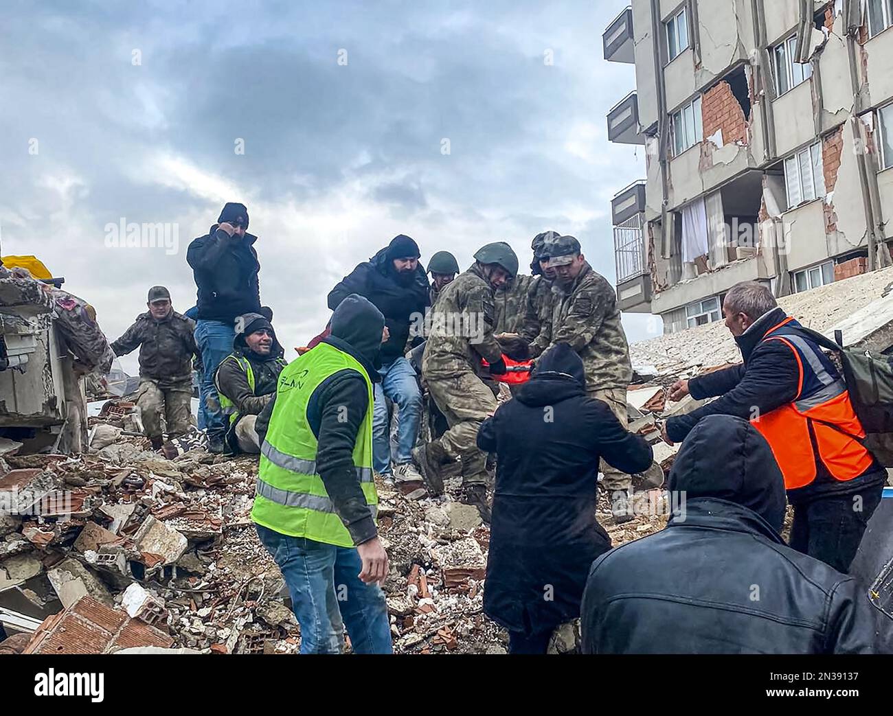 Kahramanmaras, Turchia. 07th Feb, 2023. I soccorritori evacuano una vittima tirata fuori dalle macerie il secondo giorno dopo un terremoto a Kahramanmaras, in Turchia, martedì 7 febbraio 2023. Più di 5.000 persone sono state uccise e decine di migliaia di feriti dopo un terremoto di 7,8 magnitudo che ha colpito la Turchia e la Siria lunedì, hanno riferito funzionari di entrambi i paesi. Photo by Turkish Defense Ministry/UPI Credit: UPI/Alamy Live News Foto Stock