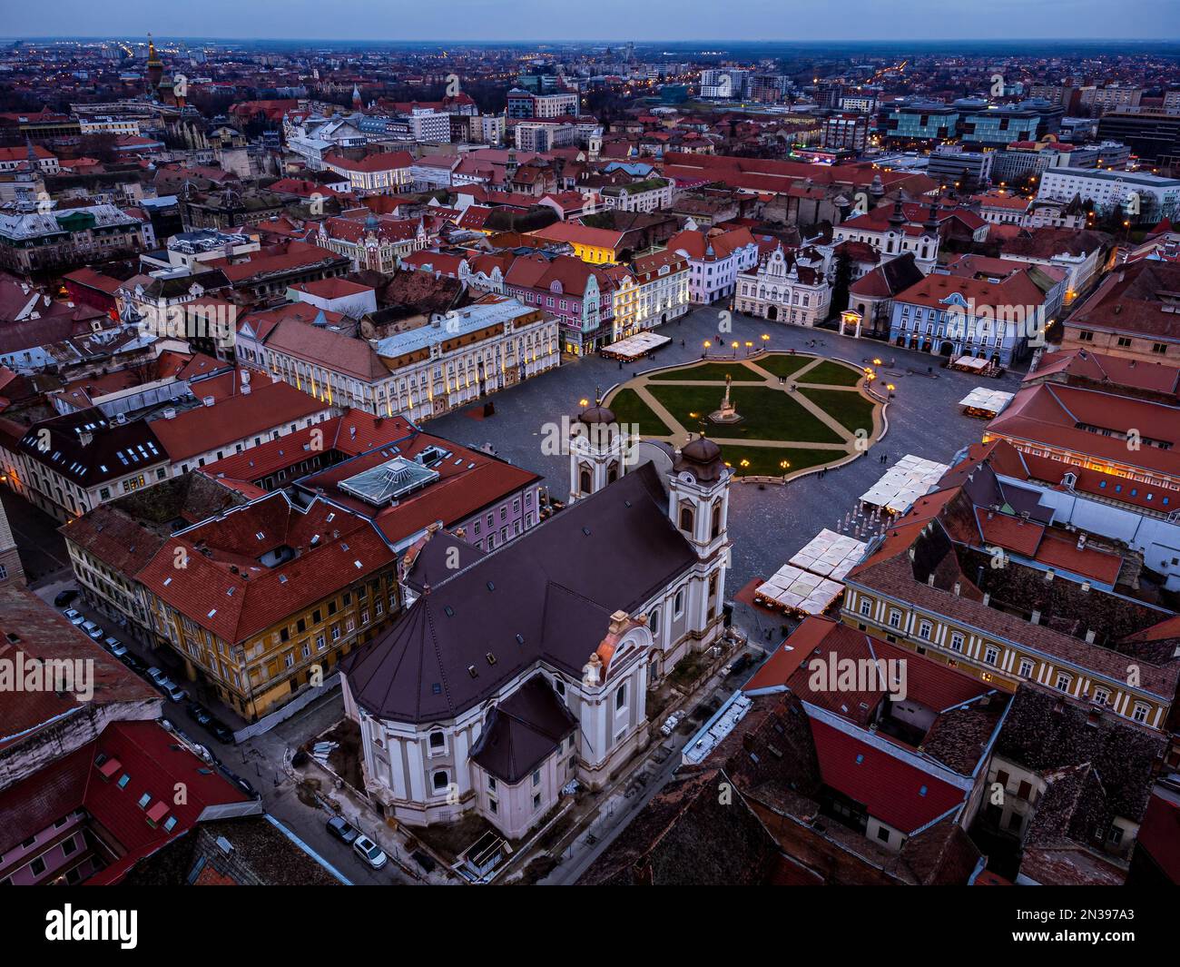 Vista aerea di Union Square con gli edifici circostanti in stile barocco. La foto è stata scattata il 29th gennaio 2023 a Timisoara, la cultura europea Foto Stock