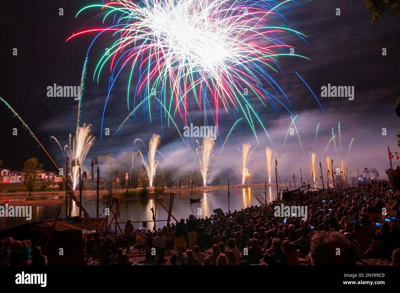 Francia, Loiret (45), Orléans, Loire Festival 2019, fuochi d'artificio del pirotecnico italiano Andrea Scarpato, sparato davanti al Quai de Loire di fronte a n Foto Stock