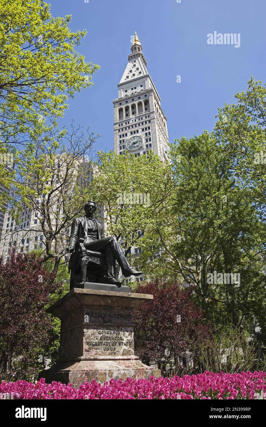 Statua di William Henry Seward in Madison Square Park, Met Life torre in background, New York New York, Stati Uniti d'America Foto Stock