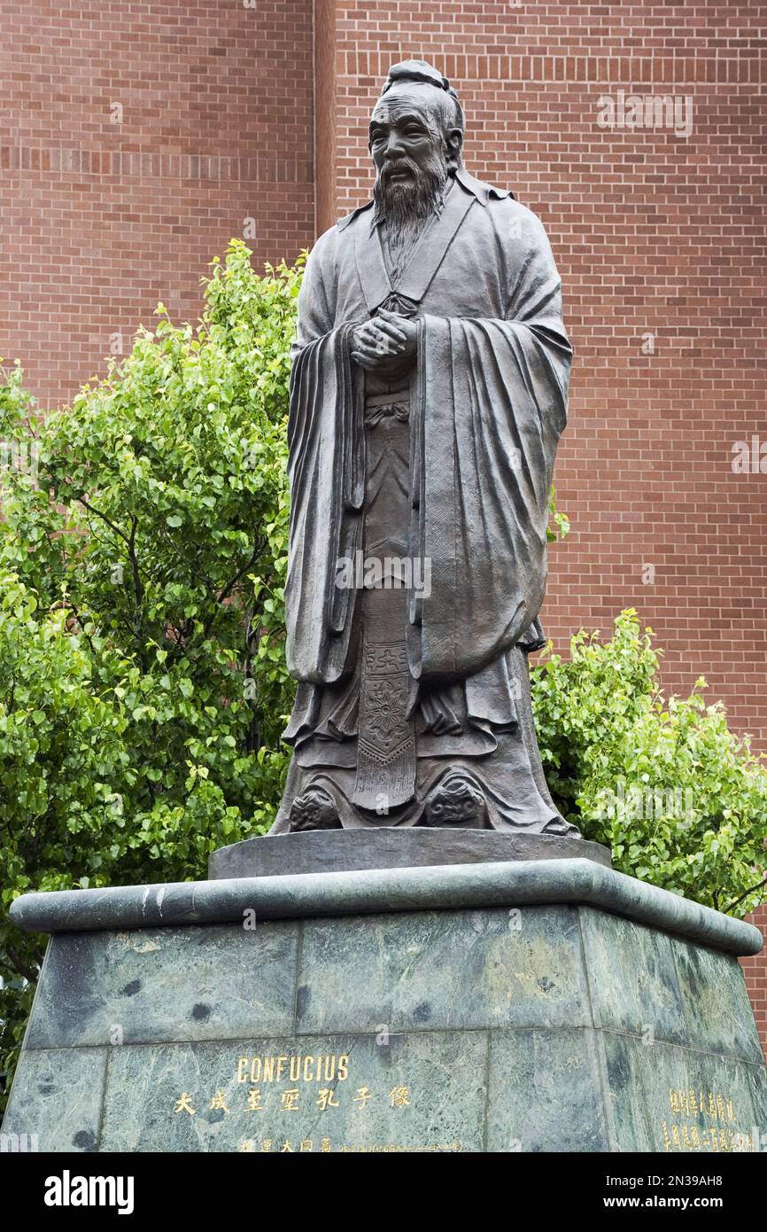 Statua di Confucio Confucio Plaza, Chinatown, Manhattan, New York, New York, Stati Uniti d'America Foto Stock