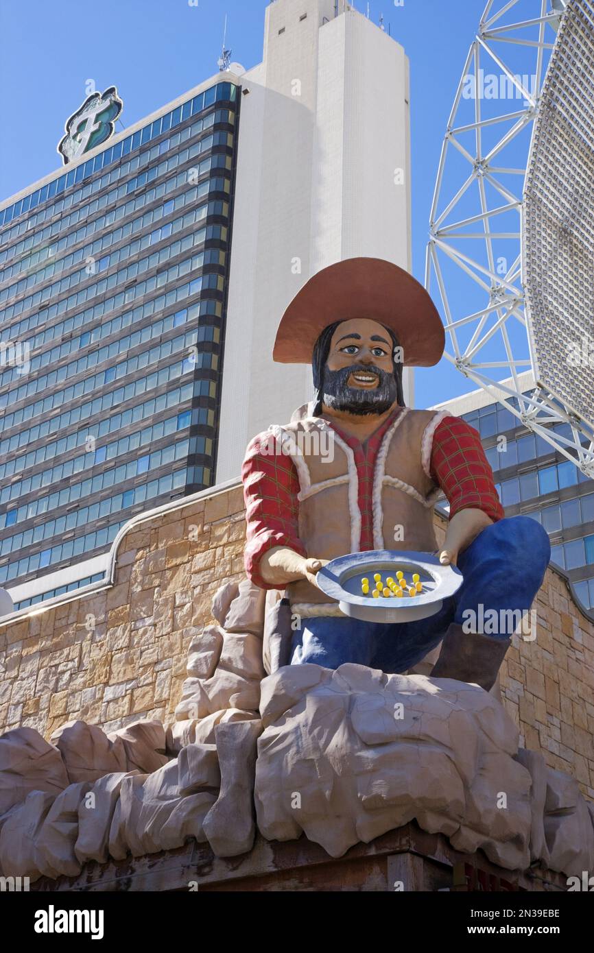 Prospector Statua in ingresso al Fremont Street Experience, Fitzgerald Hotel e Casino in background, Las Vegas, STATI UNITI D'AMERICA Foto Stock