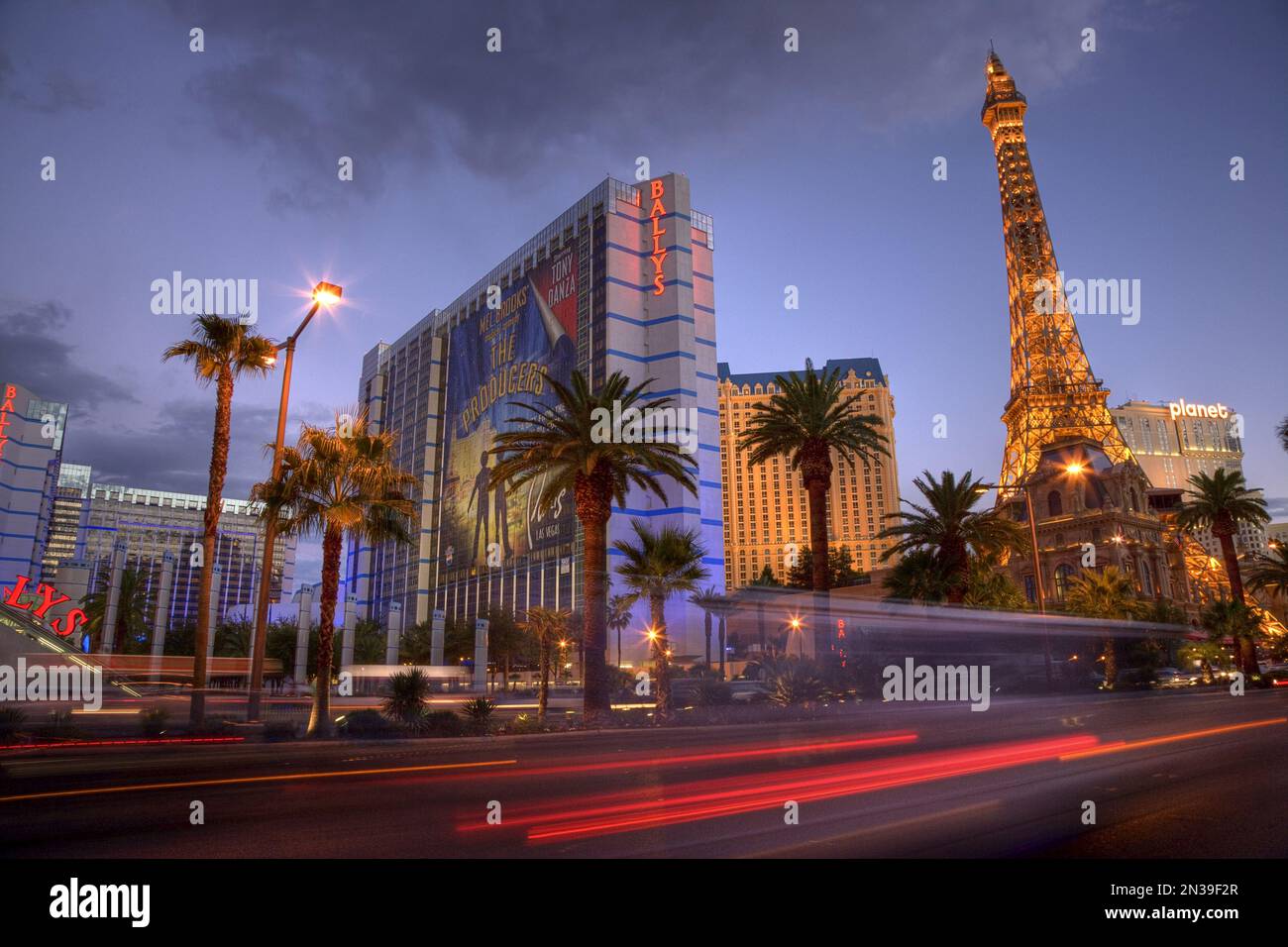 Strip di Las Vegas all'imbrunire, Paradise, Las Vegas, Nevada, STATI UNITI D'AMERICA Foto Stock