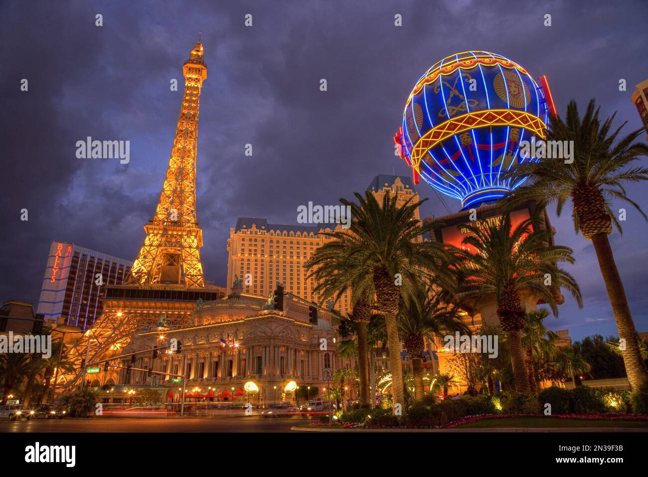 Il Paris Las Vegas Hotel e Casino Di notte, Paradiso, Las Vegas, Nevada, STATI UNITI D'AMERICA Foto Stock