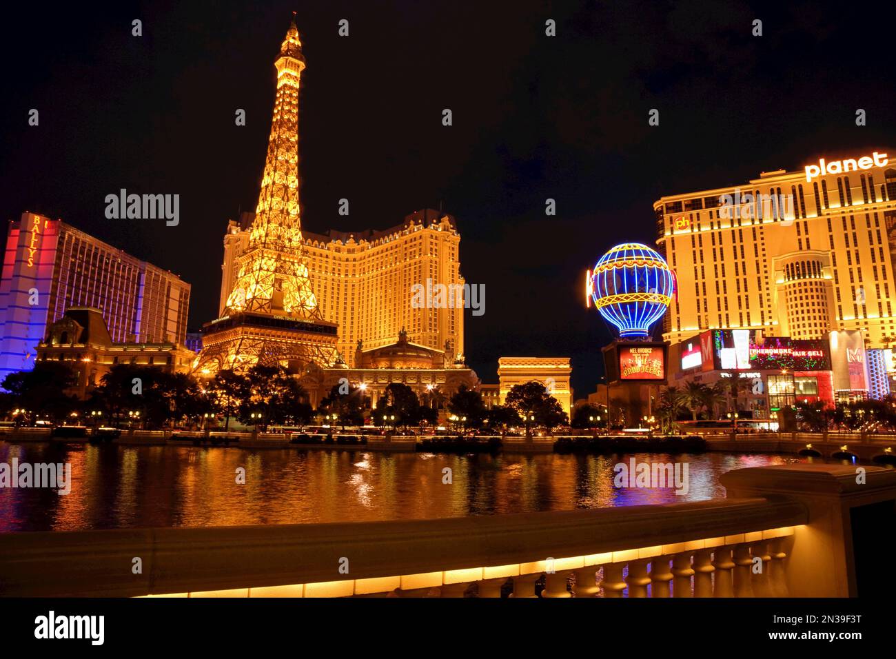 Vista del Paris Las Vegas e Planet Hollywood Hotel and Casino da Bellagio Hotel, Paradiso, Las Vegas, Nevada, STATI UNITI D'AMERICA Foto Stock