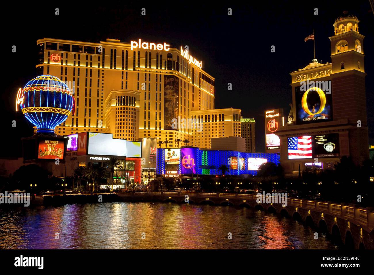 Vista del Paris Las Vegas e Planet Hollywood Hotel and Casino da Bellagio Hotel, Paradiso, Las Vegas, Nevada, STATI UNITI D'AMERICA Foto Stock